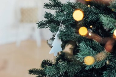 Süslenen Noel ağacı, minimalist İskandinav dekor arka plan