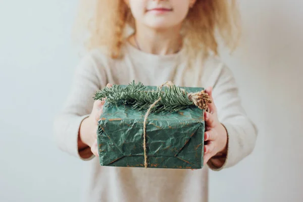 Szép Kislány Ajándék Doboz Karácsony — Stock Fotó