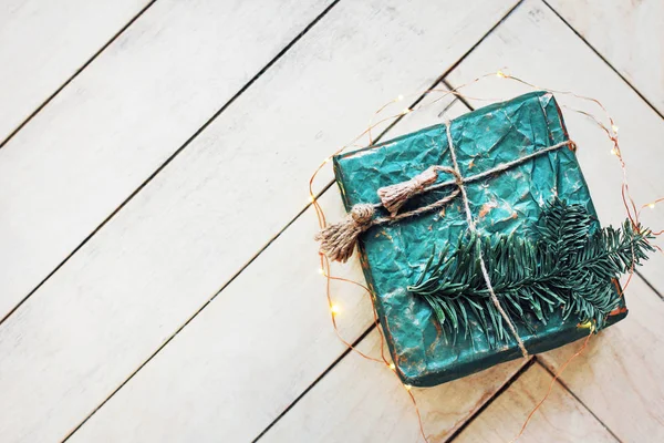 Рождественский Подарок Коробка Огни Ретро Декор Фон — стоковое фото