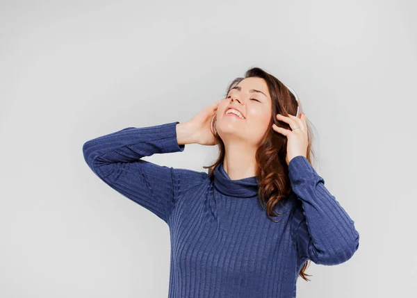 Retrato Bela Menina Positiva Fones Ouvido Desfrutando Música Fundo Cinza — Fotografia de Stock