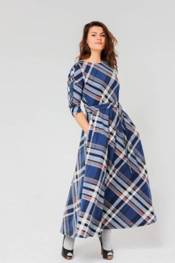 Arka plan, tam uzunlukta portre Grey uzun ekose elbise kıvırcık saçlı esmer kadın çekici genç izole