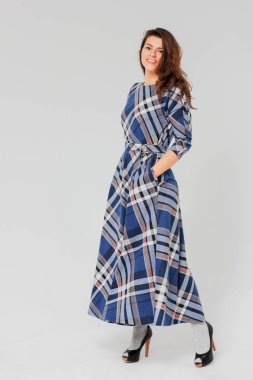 Arka plan, tam uzunlukta portre Grey uzun ekose elbise kıvırcık saçlı esmer kadın çekici genç izole