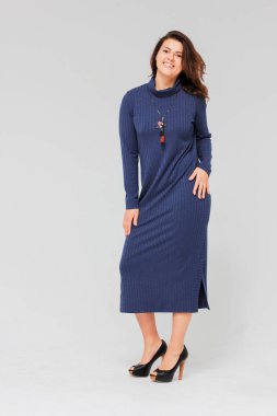 Arka plan, tam uzunlukta portre Grey uzun rahat mavi elbiseli kıvırcık saçlı esmer kadın çekici genç izole