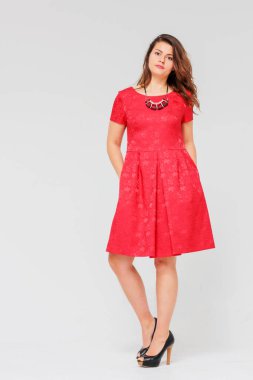 Arka plan, tam uzunlukta portre Grey zarif kırmızı elbiseli kıvırcık saçlı esmer kadın çekici genç izole