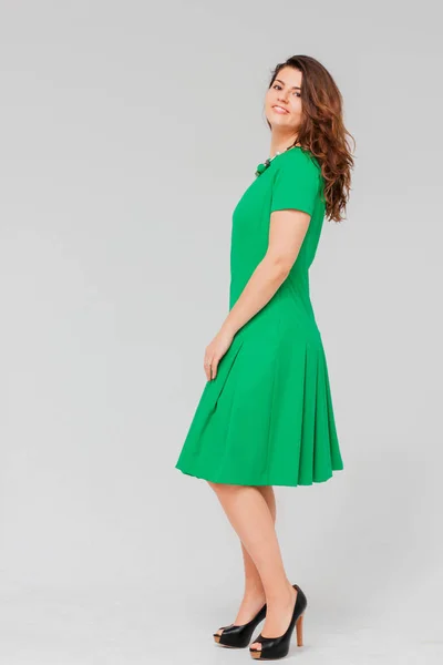 Jovem Mulher Morena Encantadora Com Cabelo Encaracolado Vestido Verde Elegante — Fotografia de Stock