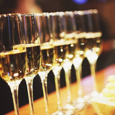 Köpüklü şarap gözlük şampanya stand bar, catering, seçici odak arka plan, satırdaki