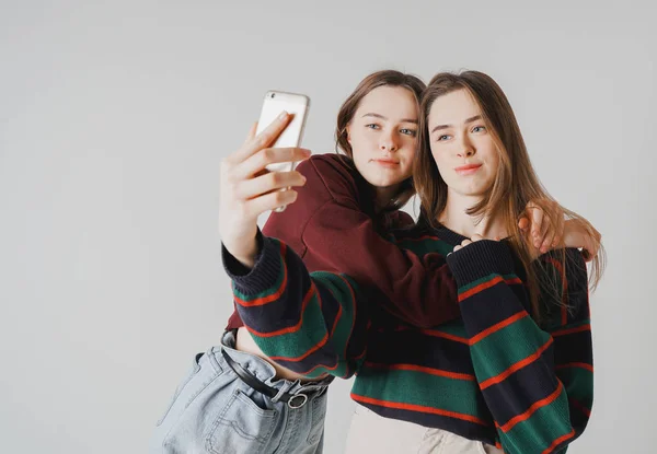 Dwie Siostry Bliźniaczki Dziewczyny Dzień Robić Selfie Smartphone Szarym Tle — Zdjęcie stockowe