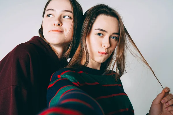Two Sisters Twins Beautiful Girls Casual Taking Selfie Frontal Camera — Stock Photo, Image