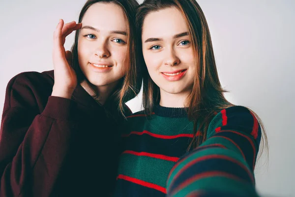 Deux Sœurs Jumelles Belles Filles Vêtements Décontractés Prenant Selfie Sur — Photo