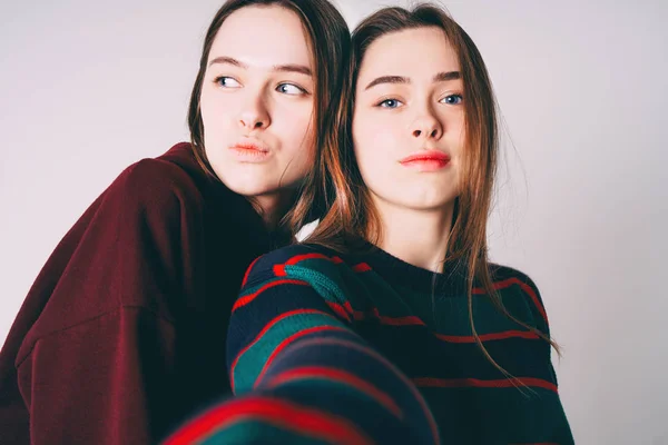 Två Systrar Tvillingar Vackra Flickor Casual Tar Selfie Främre Kamera — Stockfoto