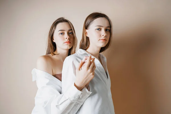 Modelos Moda Duas Irmãs Gêmeas Meninas Nuas Bonitas Olhando Para — Fotografia de Stock