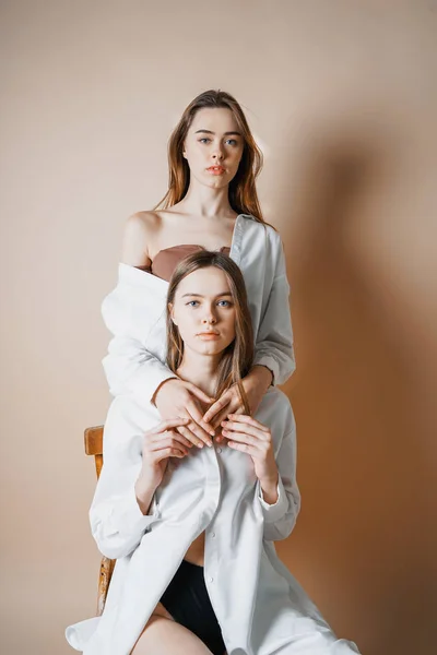 Modelle Due Sorelle Gemelle Belle Ragazze Nude Guardando Fotocamera Isolata — Foto Stock