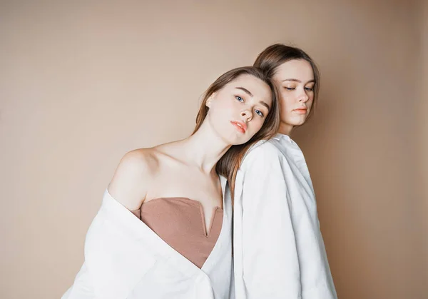 Modèles Mode Deux Sœurs Jumelles Belles Filles Nues Regardant Caméra — Photo