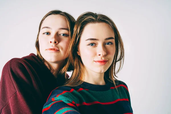 Dwie Siostry Bliźniaczki Piękne Dziewczyny Casual Biorąc Selfie Przednim Aparatem — Zdjęcie stockowe