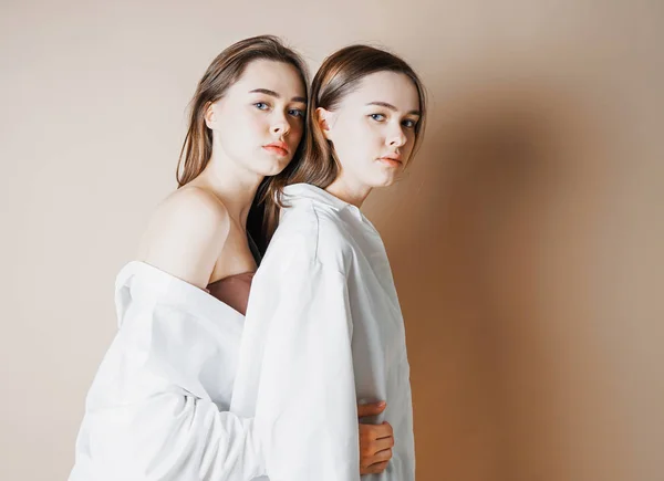 Mody Modele Dwie Siostry Bliźniaczki Piękne Dziewczyny Nago Patrząc Kamery — Zdjęcie stockowe