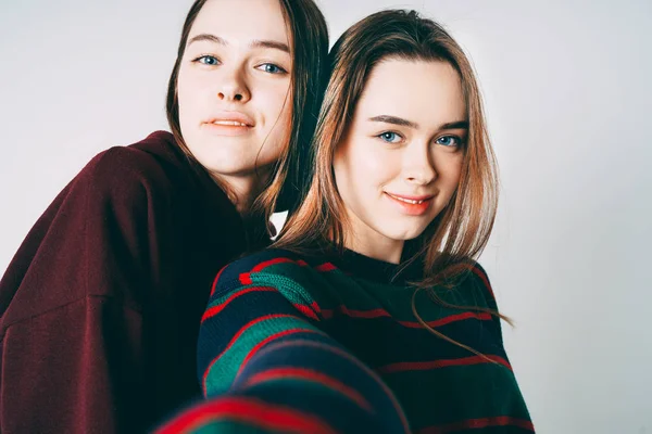 Две Сестры Близнецы Красивые Девушки Случайном Делая Селфи Фронтальной Камере — стоковое фото