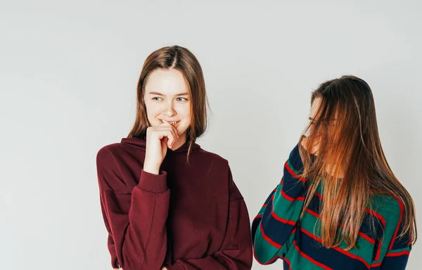 Duas Irmãs Gêmeos Meninas Bonitas Hipsters Roupas Casuais Rindo Fundo — Fotografia de Stock