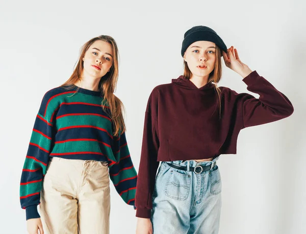 Deux Sœurs Jumelles Belles Filles Hipsters Vêtements Décontractés Regardent Caméra — Photo