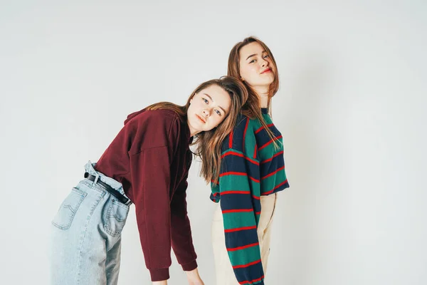 Deux Sœurs Jumelles Belles Filles Hipsters Vêtements Décontractés Regardent Caméra — Photo