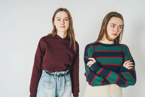 Deux Sœurs Jumelles Belles Filles Hipsters Vêtements Décontractés Antipodes Souriants — Photo