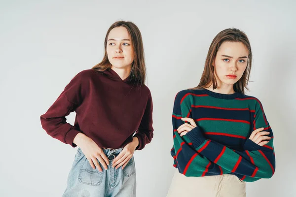 Deux Sœurs Jumelles Belles Filles Hipsters Vêtements Décontractés Antipodes Souriants — Photo