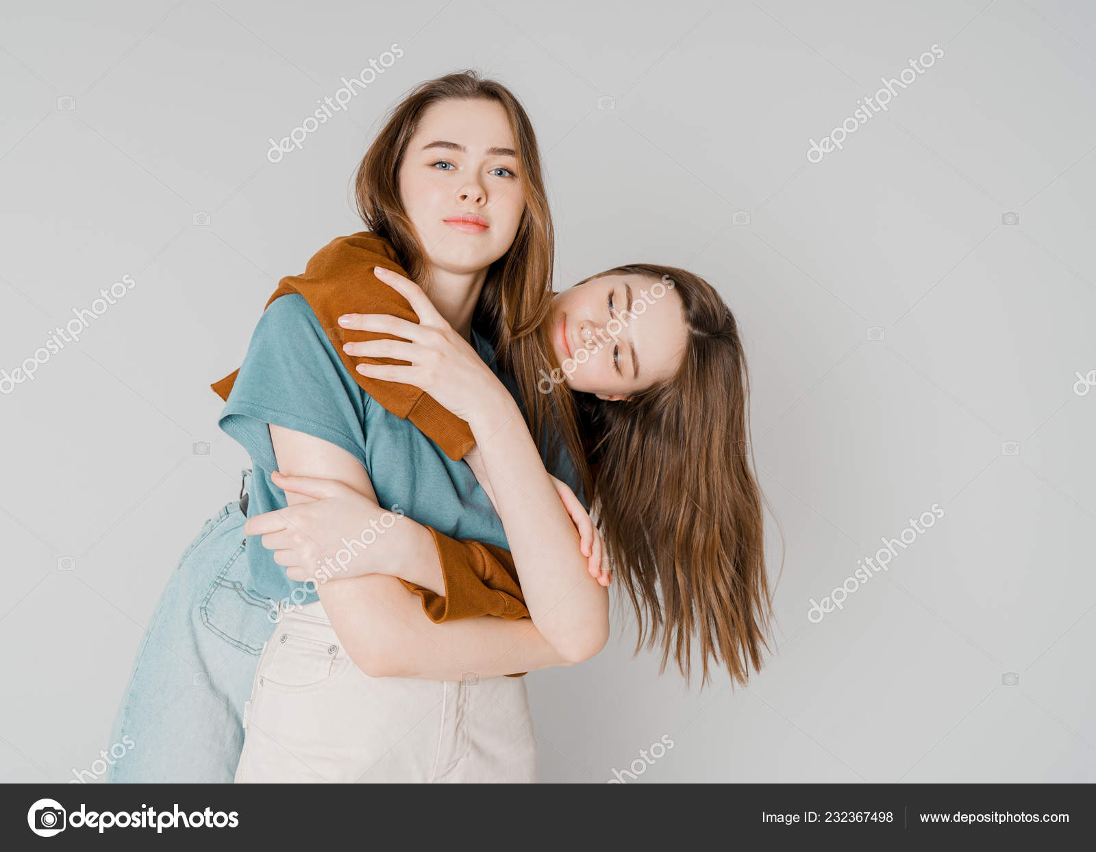 Meninas Lindas Duas Irmãs Gêmeas Sentadas E Posando No Estúdio Com Fundo  Branco Imagem de Stock - Imagem de profissional, humano: 165767723