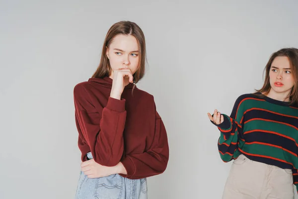 Deux Sœurs Jumelles Belles Filles Hipsters Vêtements Décontractés Sur Fond — Photo