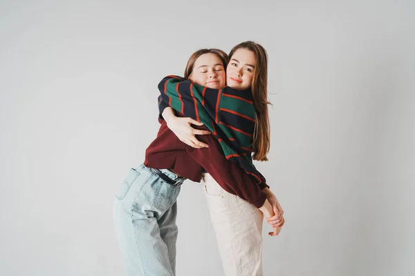 Two Sisters Twins Beautiful Girls Hipsters Casual Clothing Grey Background — Stock Photo, Image