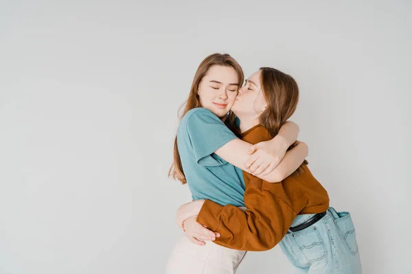 Twee Zussen Tweeling Mooie Meisjes Hipsters Casual Kleding Grijze Achtergrond — Stockfoto