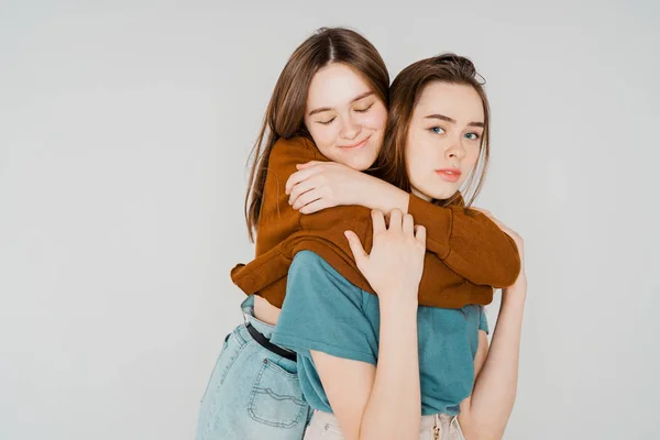 Two Sisters Twins Beautiful Girls Hipsters Casual Clothing Grey Background — Stock Photo, Image