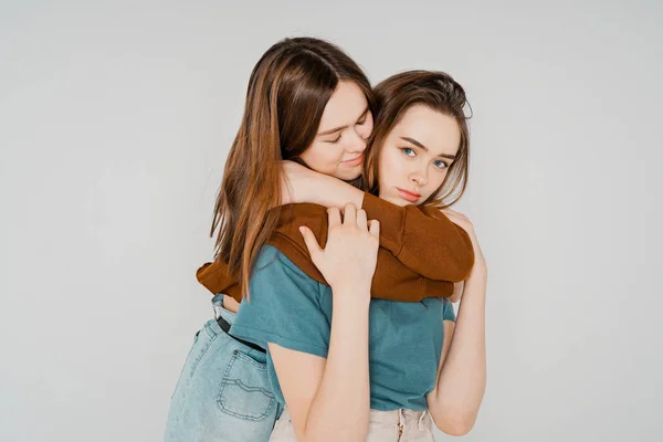Dwie Siostry Bliźniaczki Piękne Dziewczyny Biodrówki Odzieży Casual Szare Tło — Zdjęcie stockowe