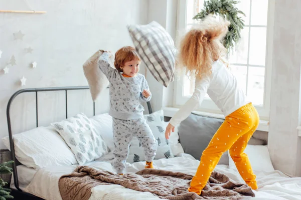 Hermano Hermana Pijama Jugando Con Almohadas Cama — Foto de Stock