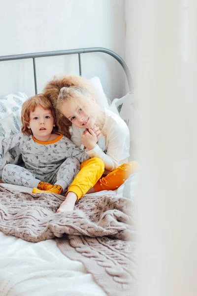Küçük Şirin Kız Erkek Kardeşim Yatakta Oturmuş Pijama Rahat Sabah — Stok fotoğraf