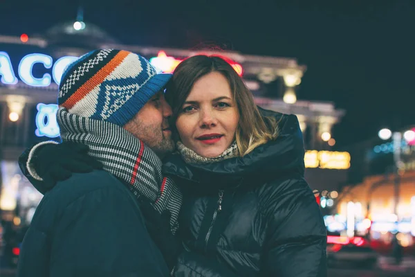 Real Joven Pareja Caminando Juntos Ciudad Noche Besándose Sonriendo Romance —  Fotos de Stock