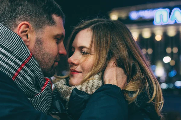 Skutečné Mladý Pár Chůzi Spolu Noci City Líbání Usmíval Zimní — Stock fotografie