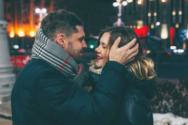 Real Joven Pareja Caminando Juntos Ciudad Noche Besándose Sonriendo Romance — Foto de Stock