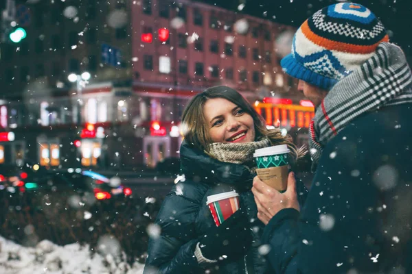 Skutečné Mladý Pár Chůzi Spolu Noci Město Pod Sněhem Líbání — Stock fotografie
