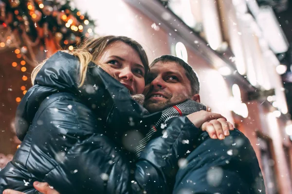 Real Pareja Joven Caminando Juntos Ciudad Nocturna Bajo Nieve Besándose —  Fotos de Stock