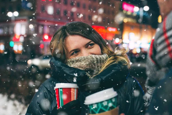 Skutečné Mladý Pár Chůzi Spolu Noci Město Pod Sněhem Líbání — Stock fotografie