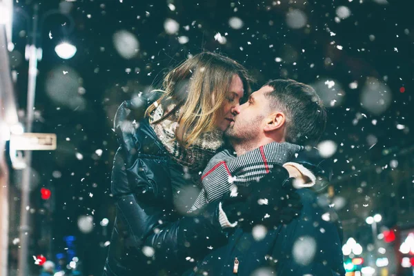 Настоящая Молодая Пара Гуляющая Вместе Ночном Городе Снегом Целующаяся Улыбающаяся — стоковое фото