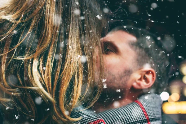 Real Jovem Casal Andando Juntos Cidade Noturna Sob Neve Beijando — Fotografia de Stock