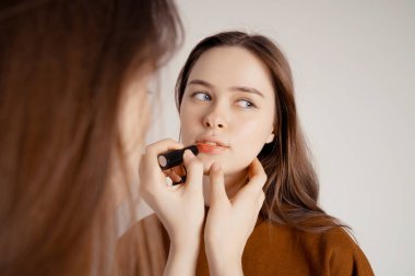 İki kız kardeş ikiz izole gri arka plan üzerinde yapmak yapıyor rahat resim dudak içinde güzel kızlar                               