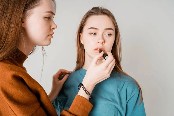 Two Sisters Twins Beautiful Girls Casual Painting Lips Doing Make — Stock Photo, Image