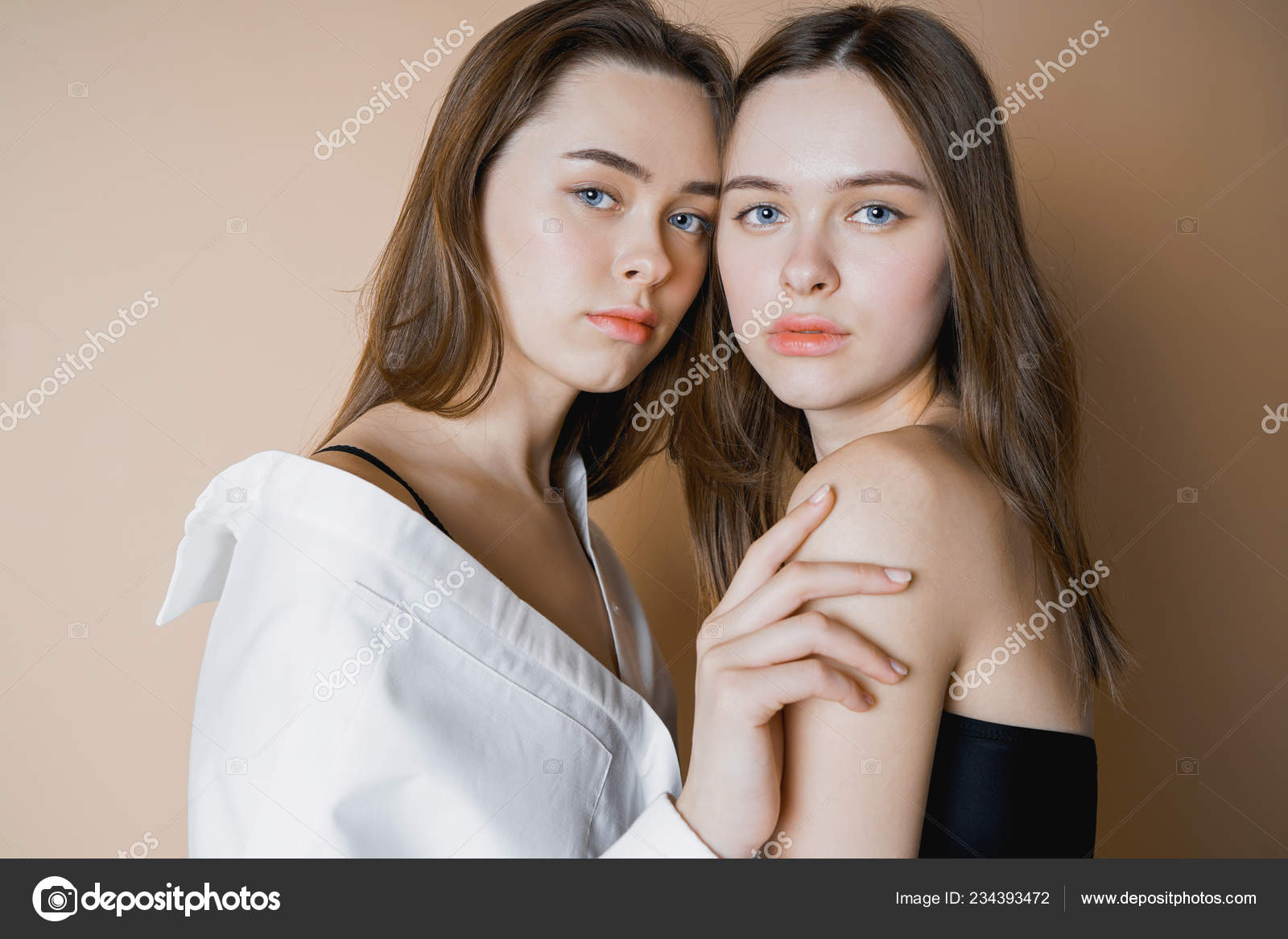 Modèles Mode Deux Sœurs Jumelles Belles Filles Nues Regardant Caméra image  libre de droit par GalinaZhigalova © #234393472