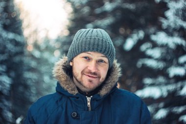 Sakallı adam gezgin forester avcı kış ormanın içinde gülümseyen portresi 