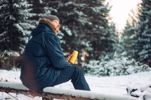 Człowiek Podróżnik Forester Hunter Lesie Zimą Siedzi Zwalone Drzewo Żółtym — Zdjęcie stockowe