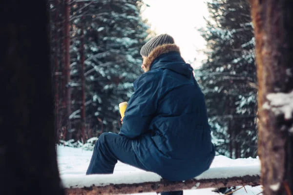 Uomo Viaggiatore Cacciatore Forestale Nella Foresta Invernale Seduto Albero Caduto — Foto Stock