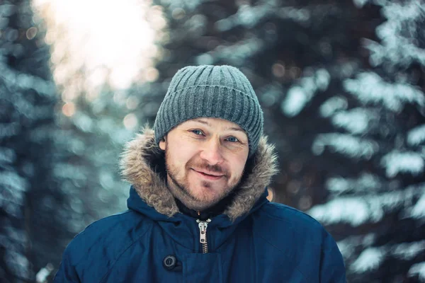 Sakallı adam gezgin forester avcı kış ormanın içinde gülümseyen portresi 