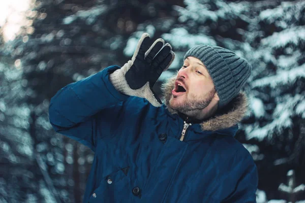 Portrét Křik Vousatý Muž Cestovatel Forester Lovec Zimním Lese — Stock fotografie