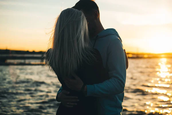 İskele, günbatımı zamanı, su arka plan aşık çift silüeti